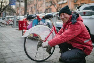 车轮上的坚守 春节里的自行车守护者